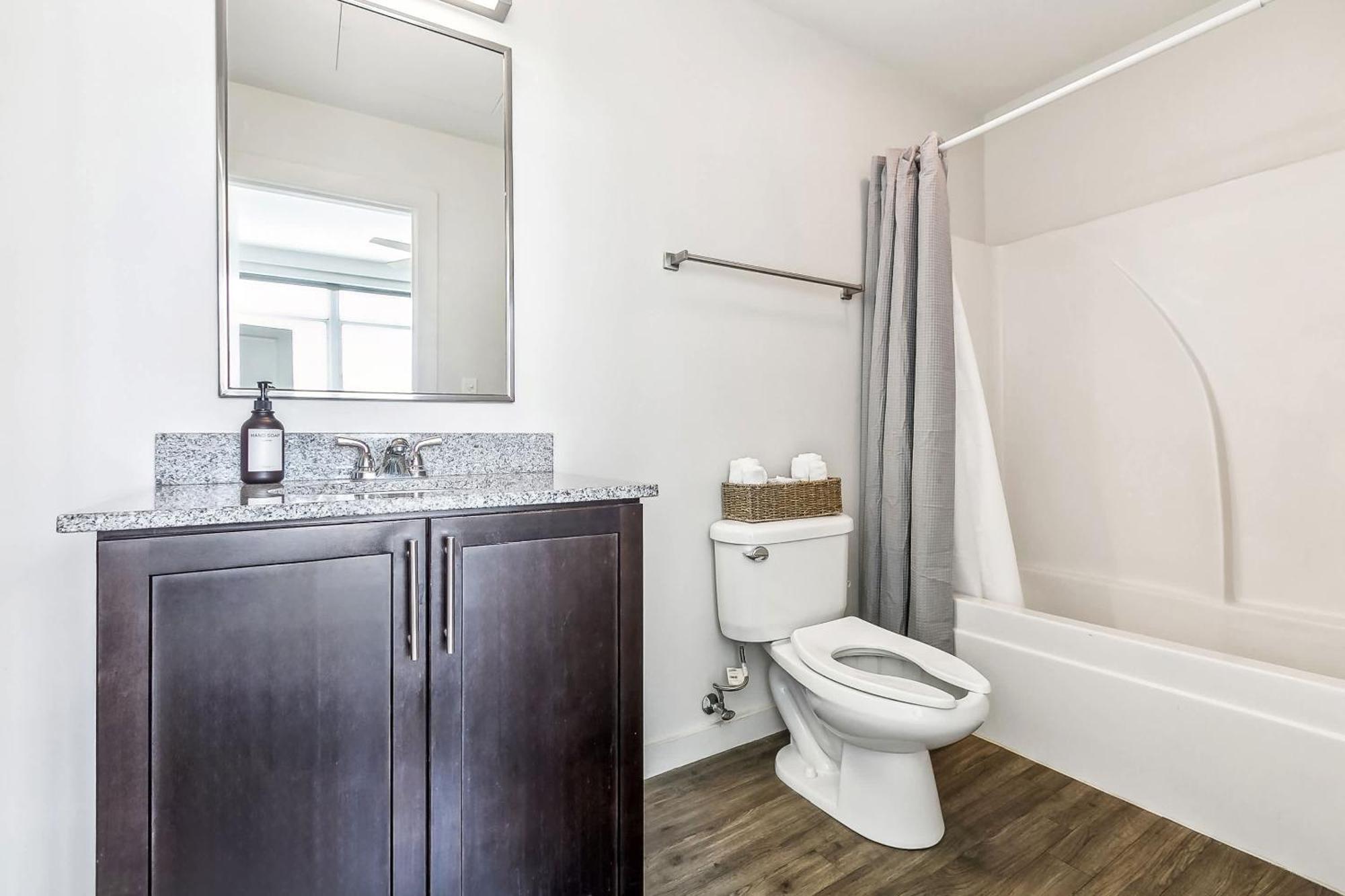 Apartment Entire High-rise - 2bd *