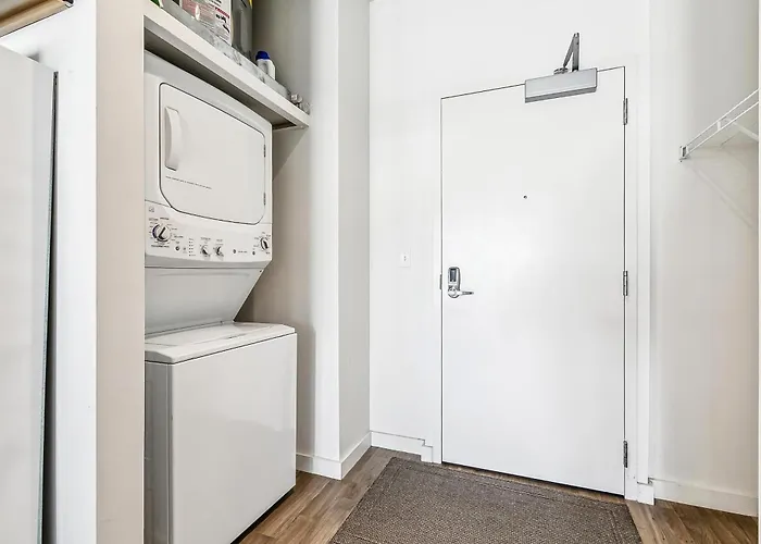 Entire High-Rise Apartment - 2Bd