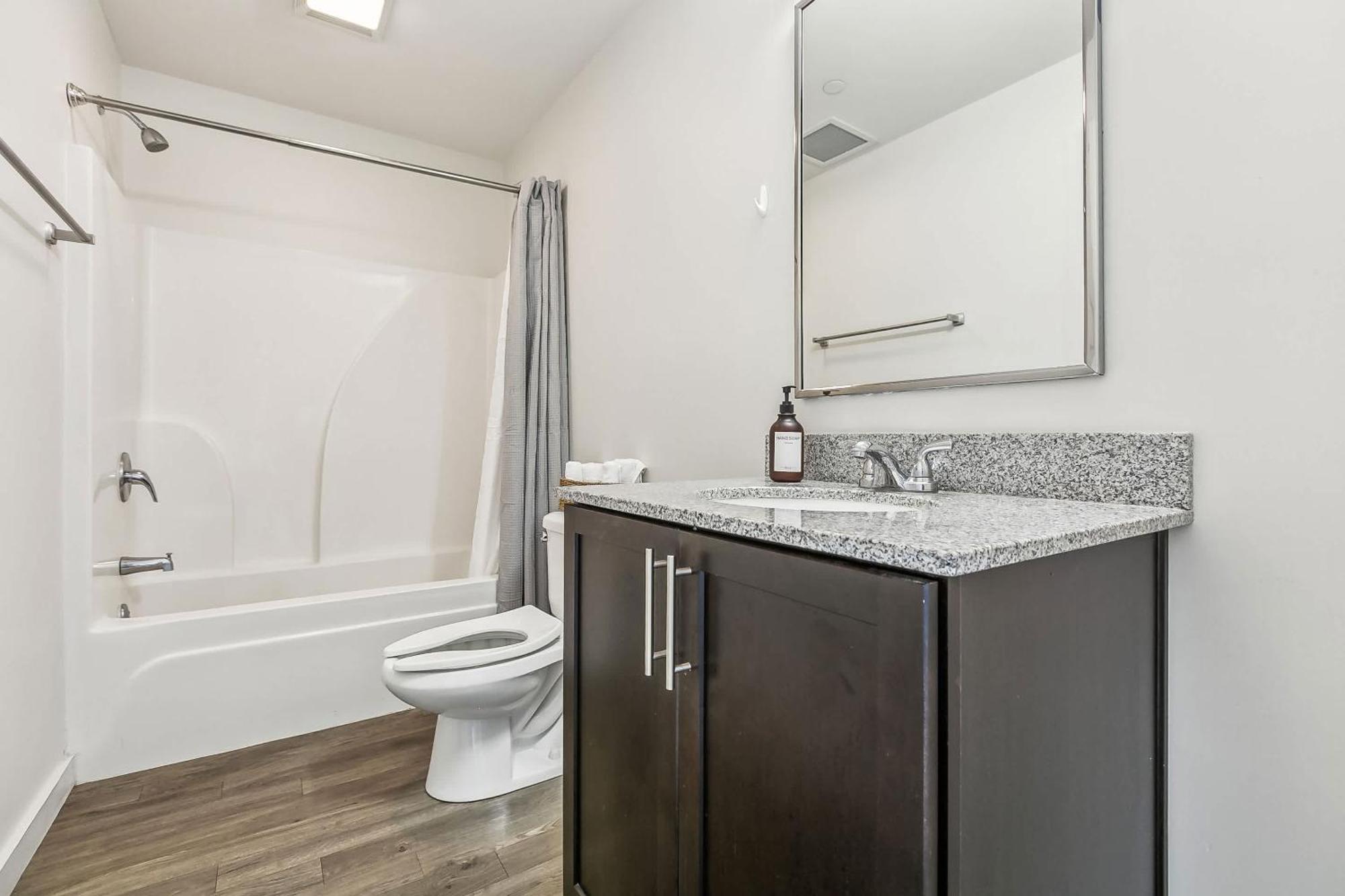 Entire High-rise - 2bd Apartment *
